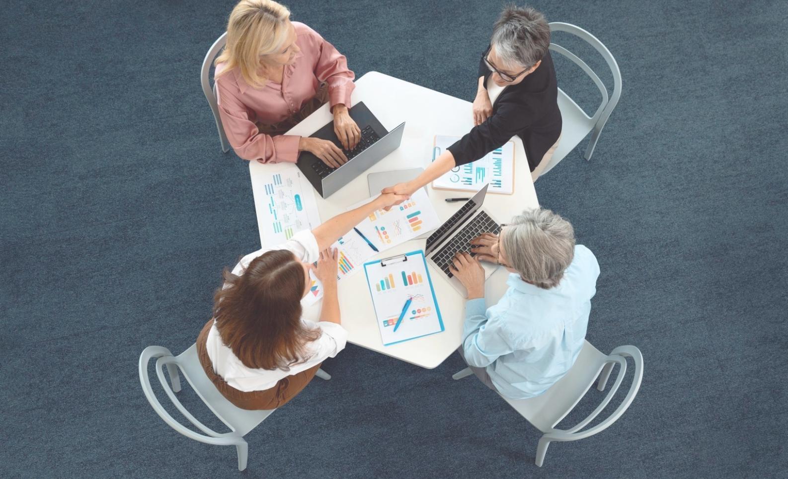 Profesionales colaborando en estrategias financieras empresariales